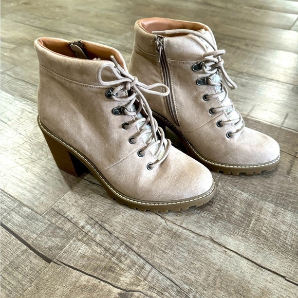 NWOT Women's Taupe Lace Up Ankle Lace up Bootie - Picture 1 of 10